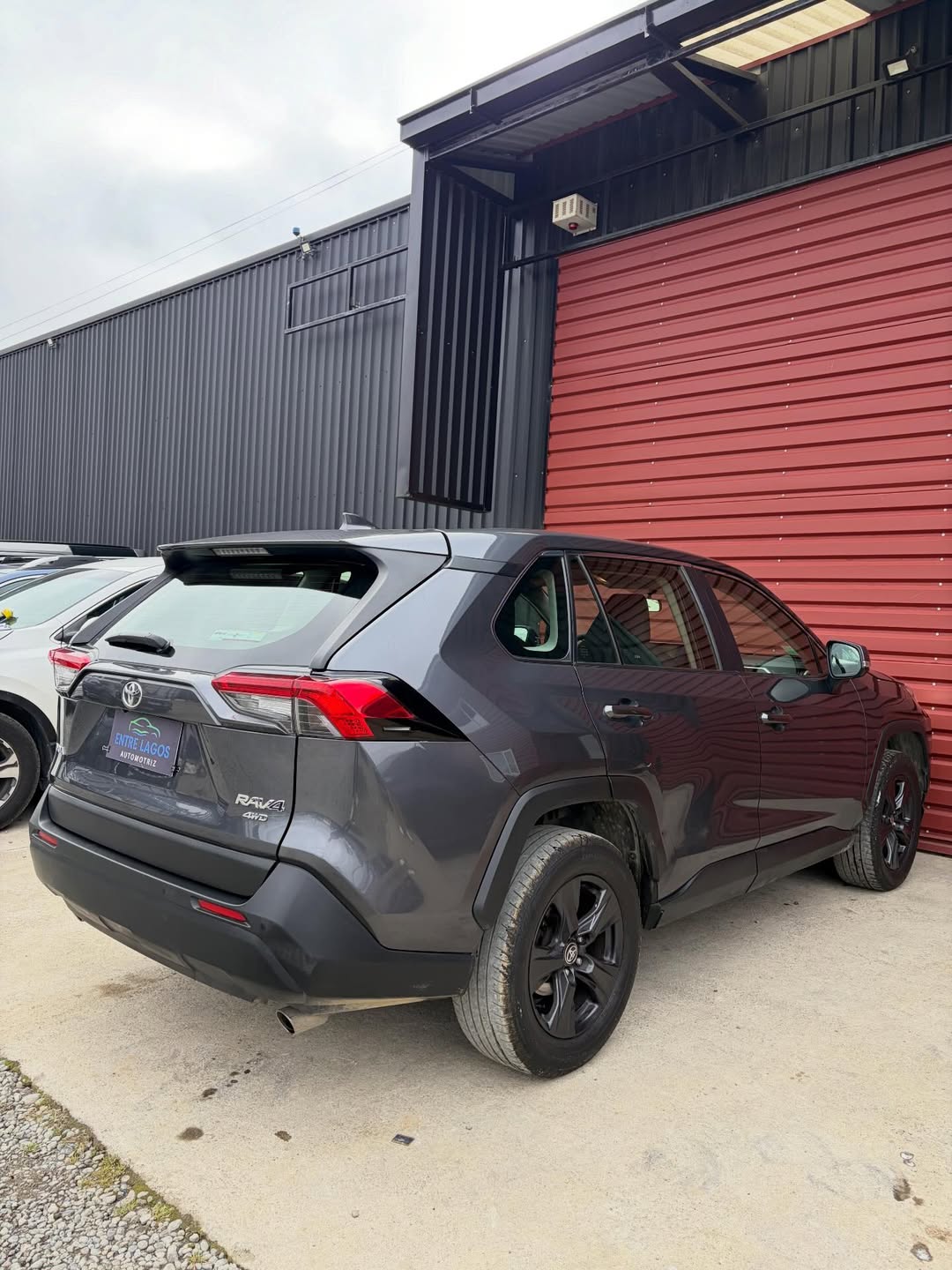 📍Puerto Varas, X región. 👉🏻 Conoce más- 🌐 www.entrelagosautomotriz.clToyota Rav4 2020 4X4Vel (2)