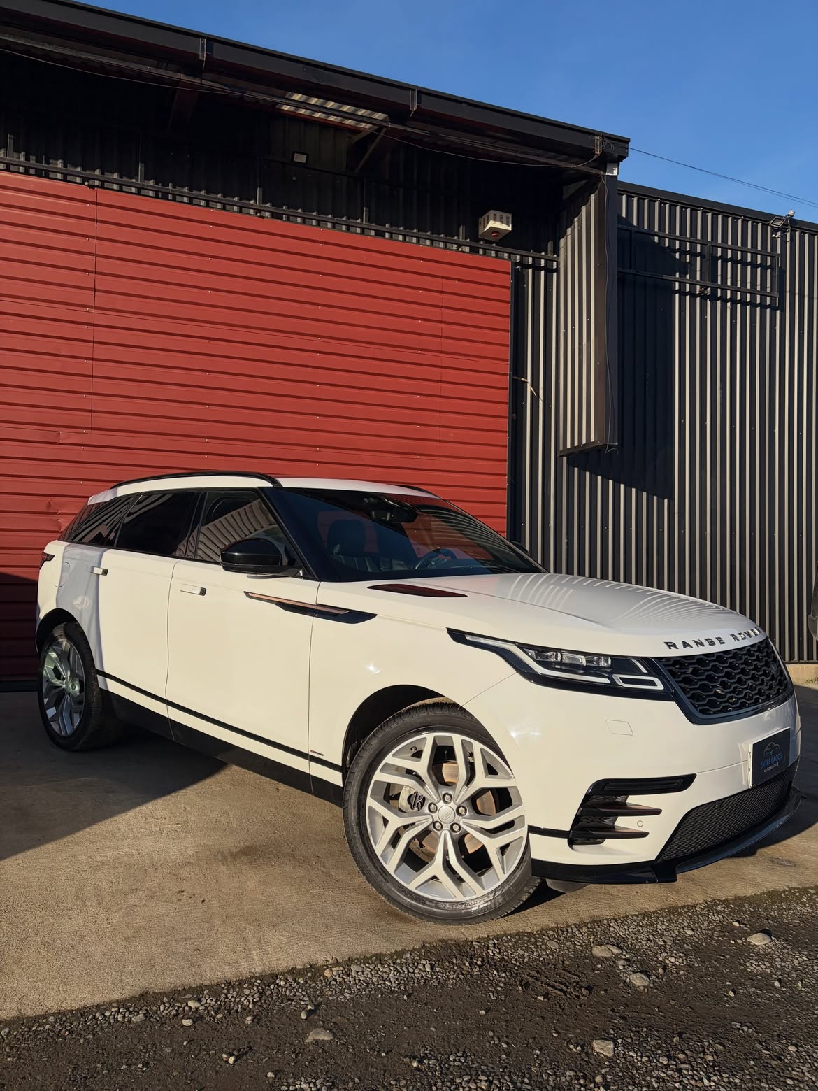 📍Puerto Varas, X región. 👉🏻 Conoce más- 🌐 www.entrelagosautomotriz.clRANGE ROVER VELAR R DYN (1)