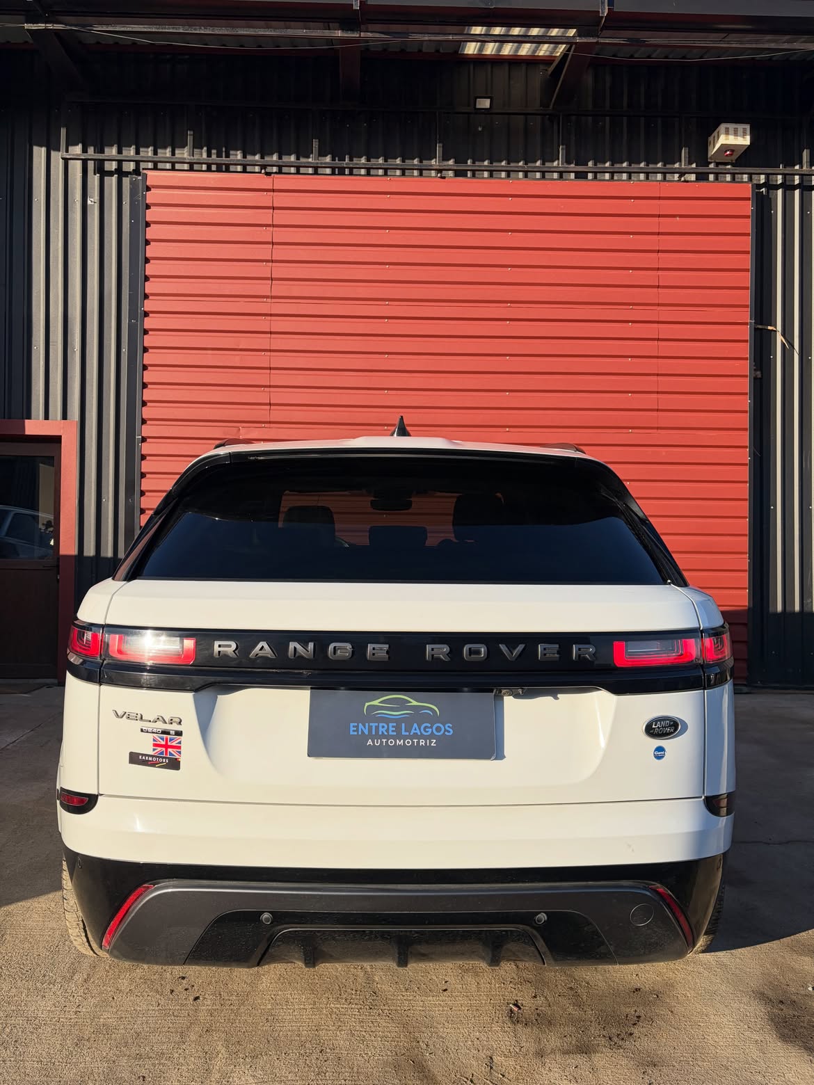 📍Puerto Varas, X región. 👉🏻 Conoce más- 🌐 www.entrelagosautomotriz.clRANGE ROVER VELAR R DYN (2)