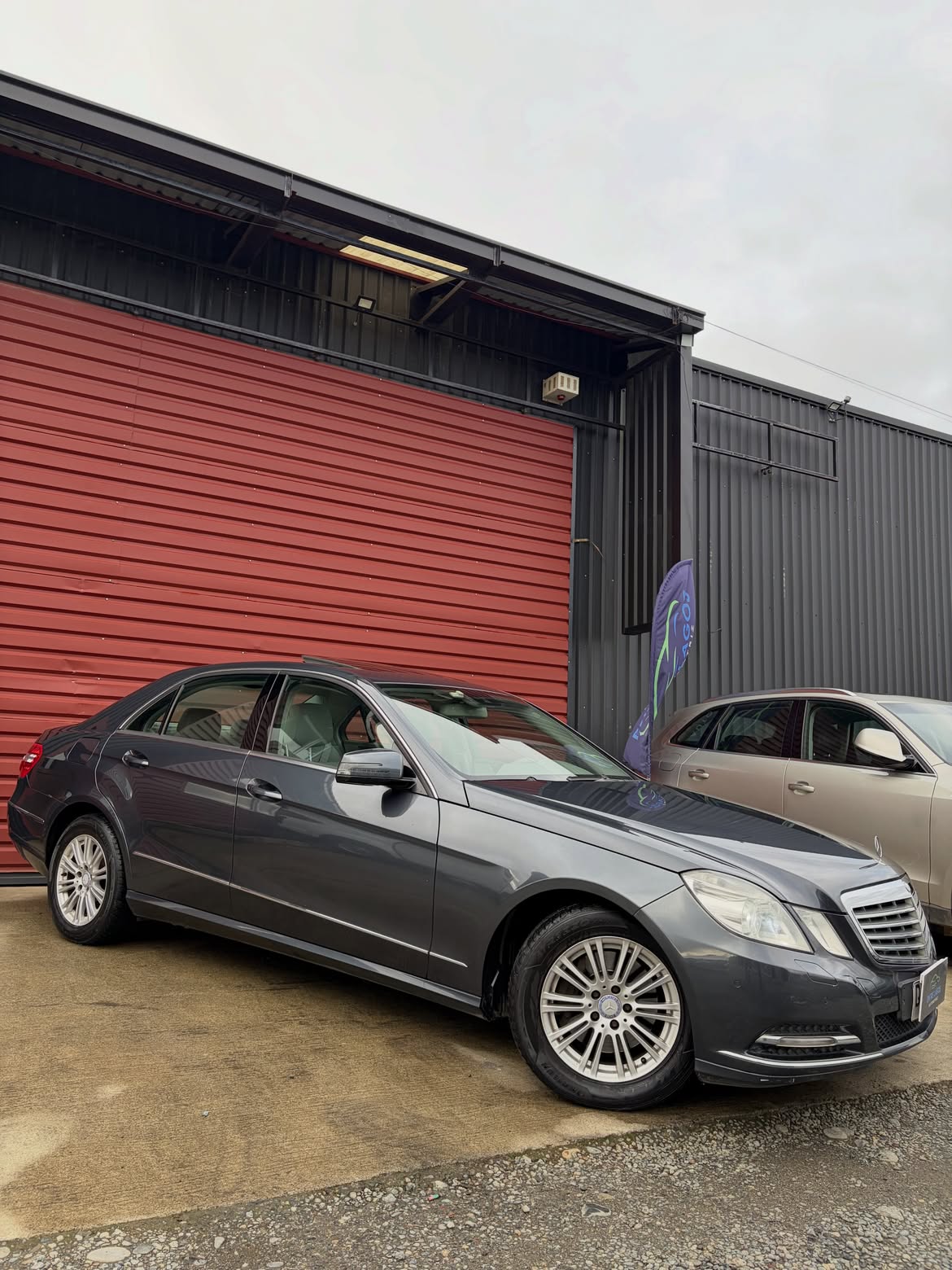 📍Puerto Varas, X región. 👉🏻 Conoce más- 🌐 www.entrelagosautomotriz.clMERCEDES BENZ E300 ELEG (1)
