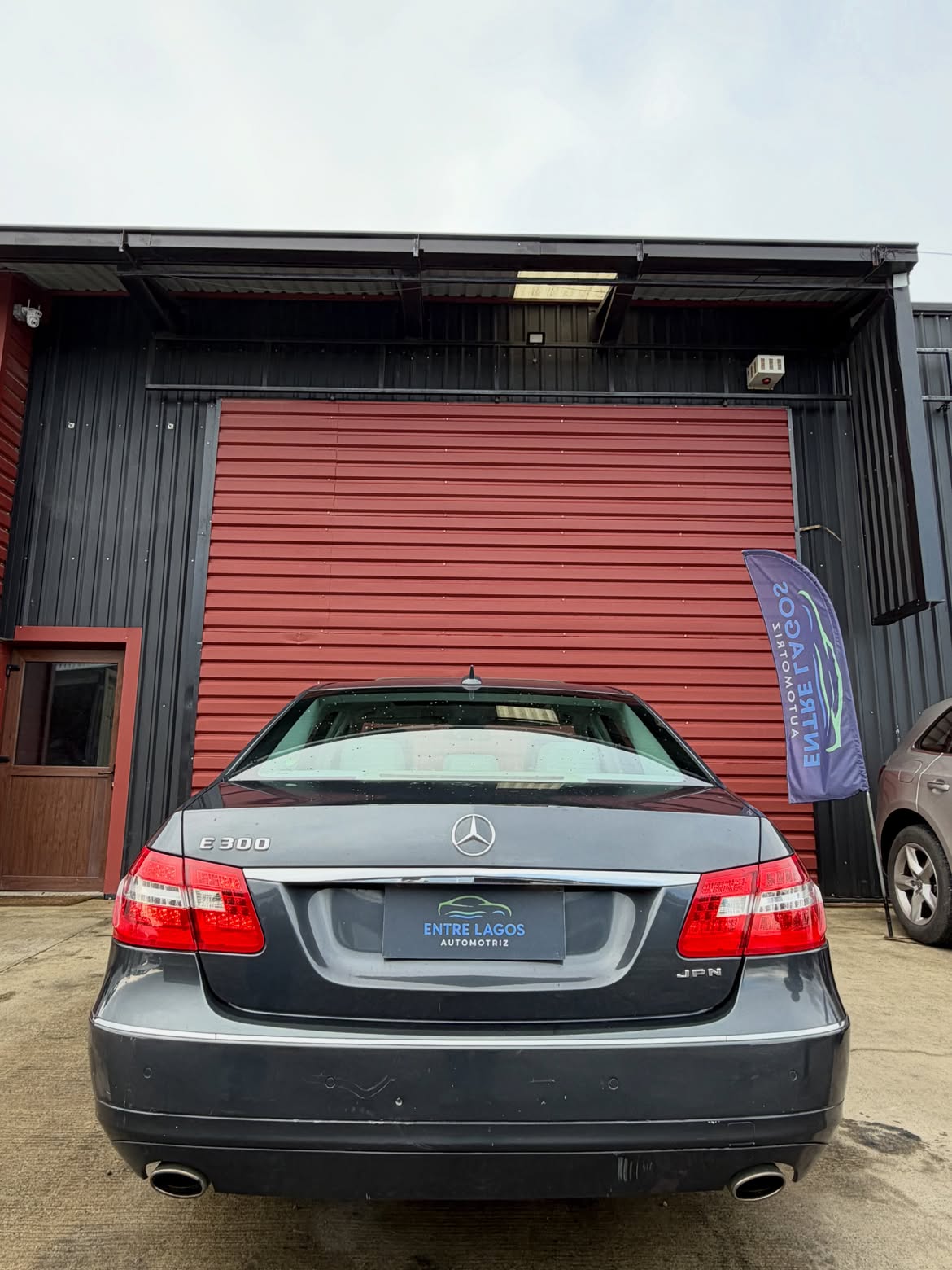 📍Puerto Varas, X región. 👉🏻 Conoce más- 🌐 www.entrelagosautomotriz.clMERCEDES BENZ E300 ELEG (2)