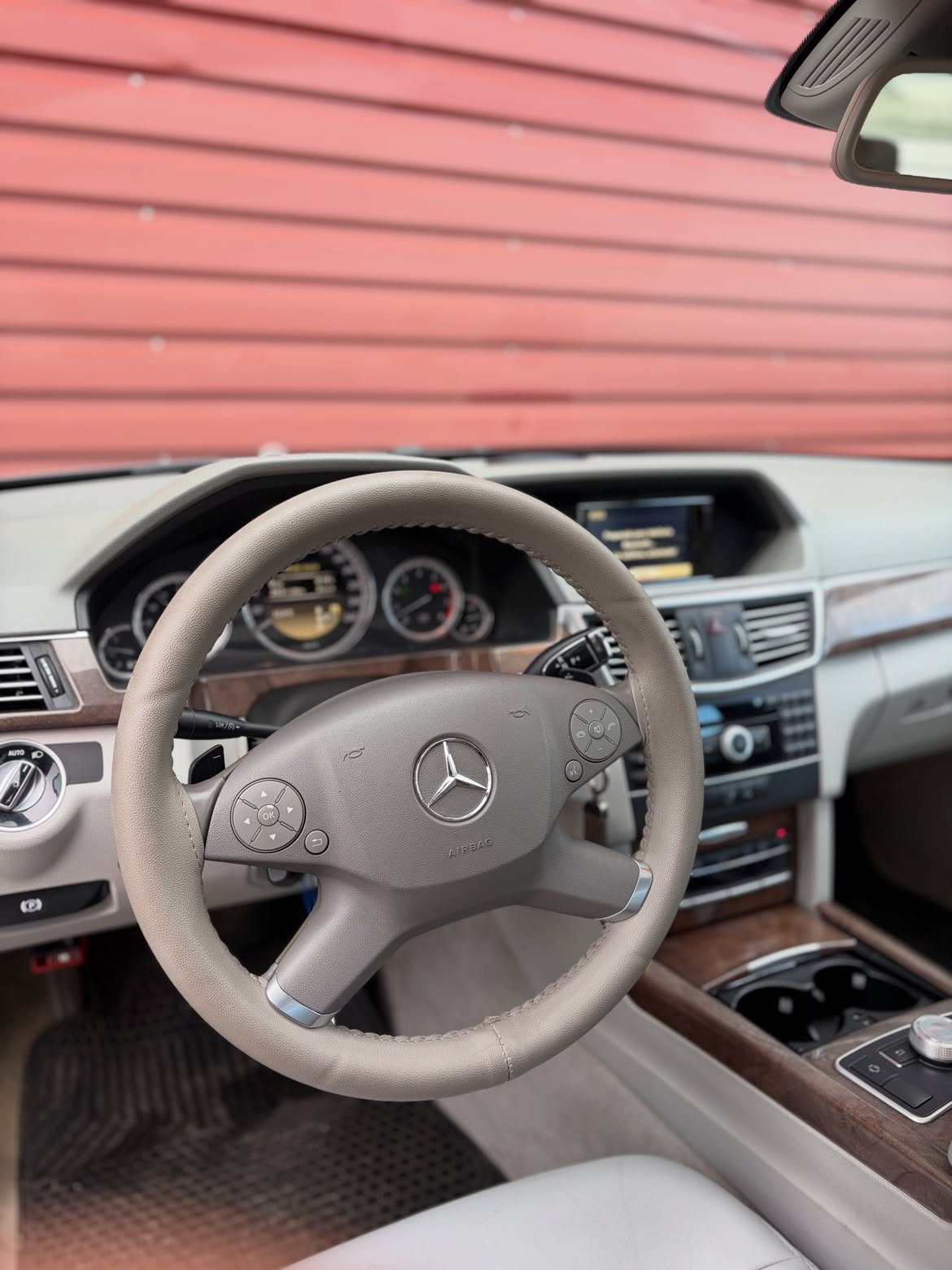 📍Puerto Varas, X región. 👉🏻 Conoce más- 🌐 www.entrelagosautomotriz.clMERCEDES BENZ E300 ELEG (5)
